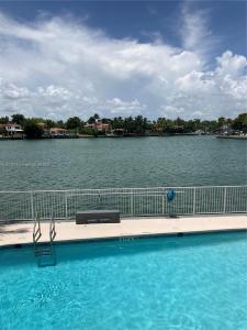 5880 Collins Ave 404, Miami Beach, Florida 33140, USA
