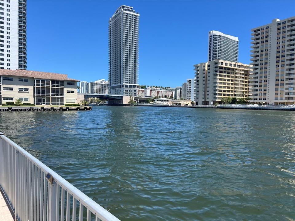 100 Golden Isles Dr 605, Hallandale Beach, Florida 33009, Stati Uniti