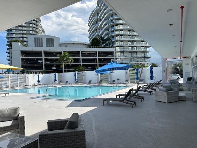 14951 Royal Oaks Ln 2204, North Miami, Florida 33181, Amerika Birleşik Devletleri