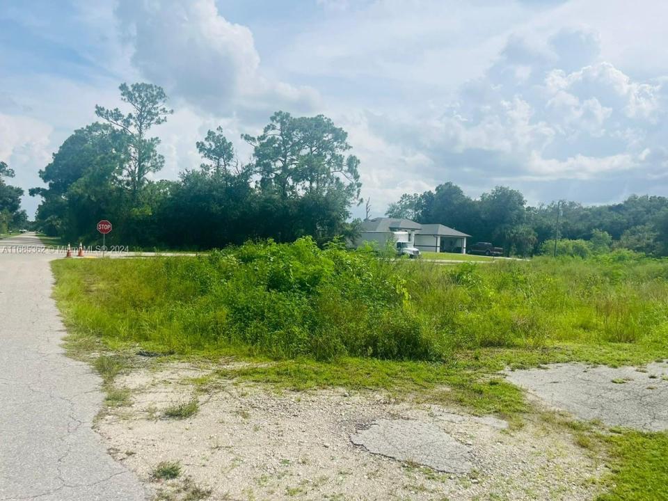 805 E 6 st, Lehigh Acres, Florida 33972, USA