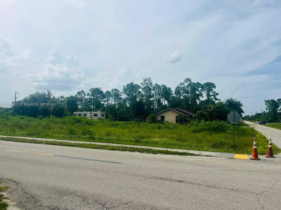 601 Lake Ave, Lehigh Acres, Florida 33972, USA