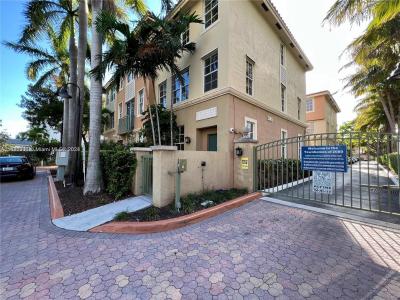 2065 S Ocean Dr TH1, Hallandale Beach, Florida 33009, USA