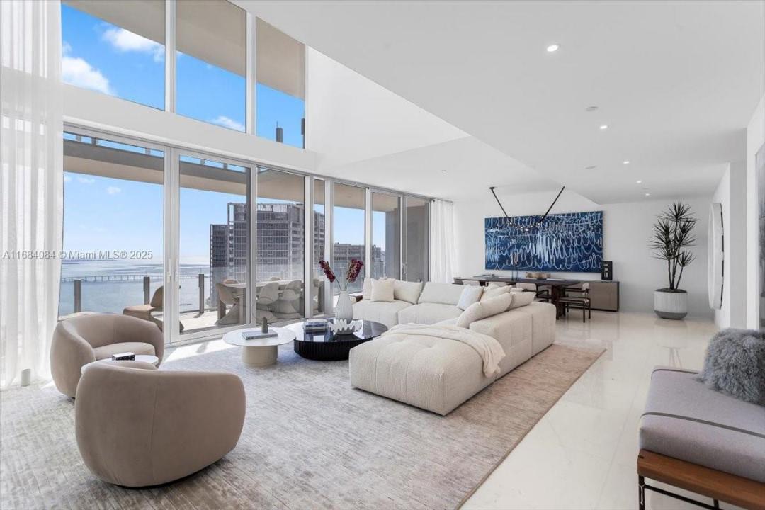 300 Biscayne Blvd Way 5002 Duplex, Miami, Florida 33131, USA