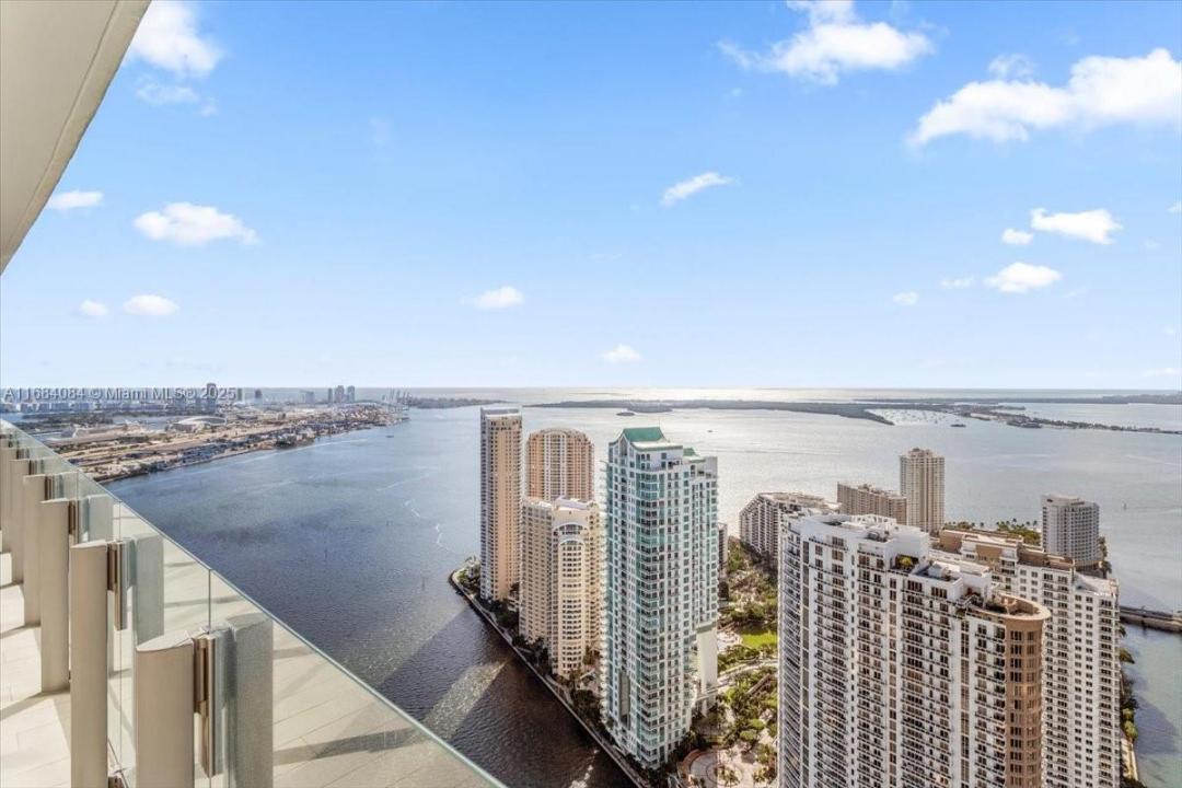 300 Biscayne Blvd Way 5002 Duplex, Miami, Florida 33131, USA