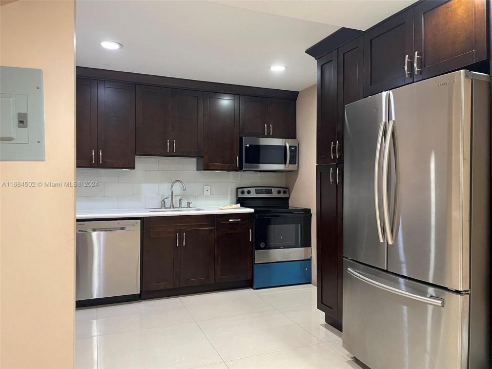 4848 NW 24th Ct 118, Lauderdale Lakes, Florida 33313