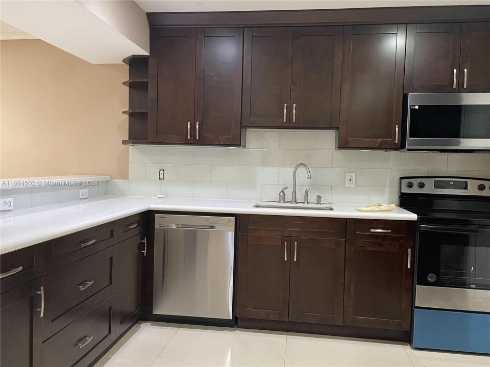 4848 NW 24th Ct 118, Lauderdale Lakes, Florida 33313