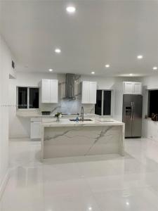 1201 Marseille Dr 17, Miami Beach, Florida 33141, USA