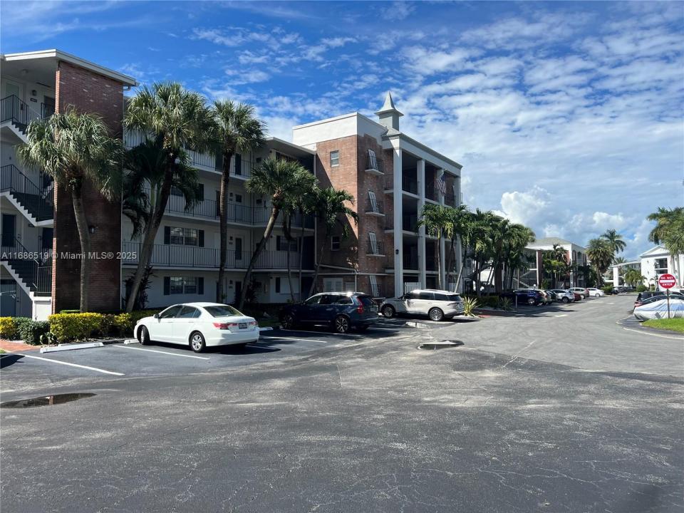 455 Paradise Isle Blvd 402, Hallandale Beach, Florida 33009