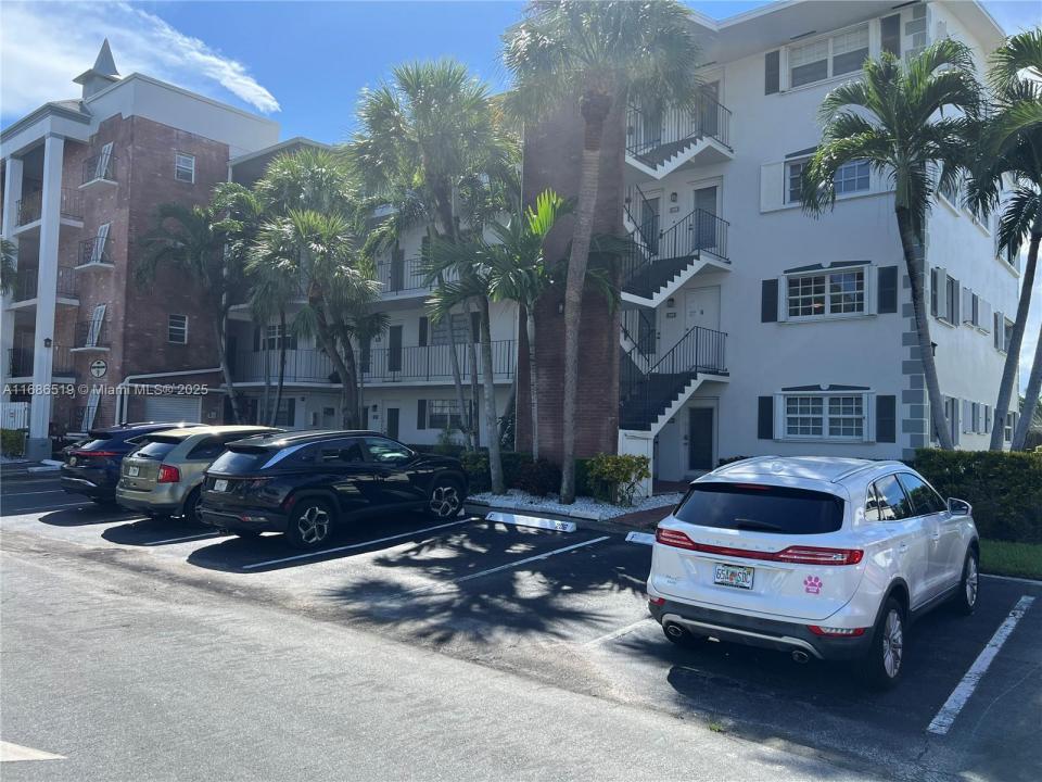 455 Paradise Isle Blvd 402, Hallandale Beach, Florida 33009