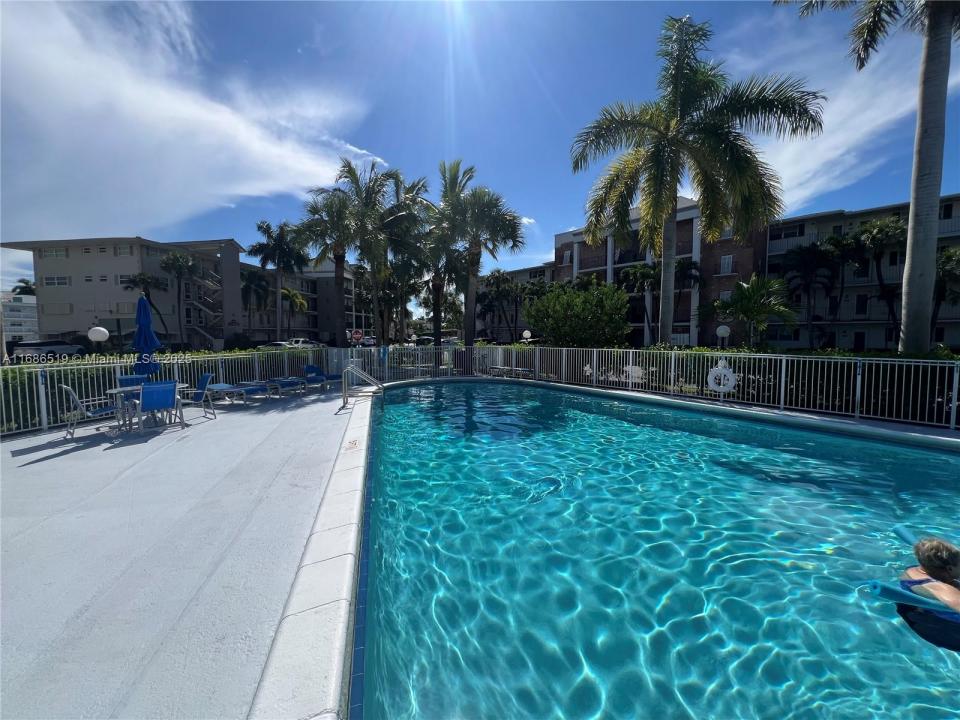 455 Paradise Isle Blvd 402, Hallandale Beach, Florida 33009