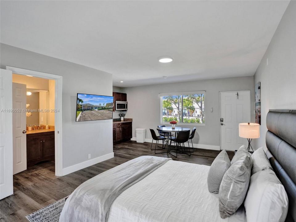 3204-3208 NE 9th St 1-10, Pompano Beach, Florida 33062, USA