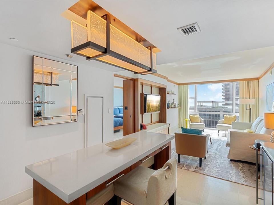 6801 Collins Ave 716 Door (deed 708), Miami Beach, Florida 33141, Estados Unidos