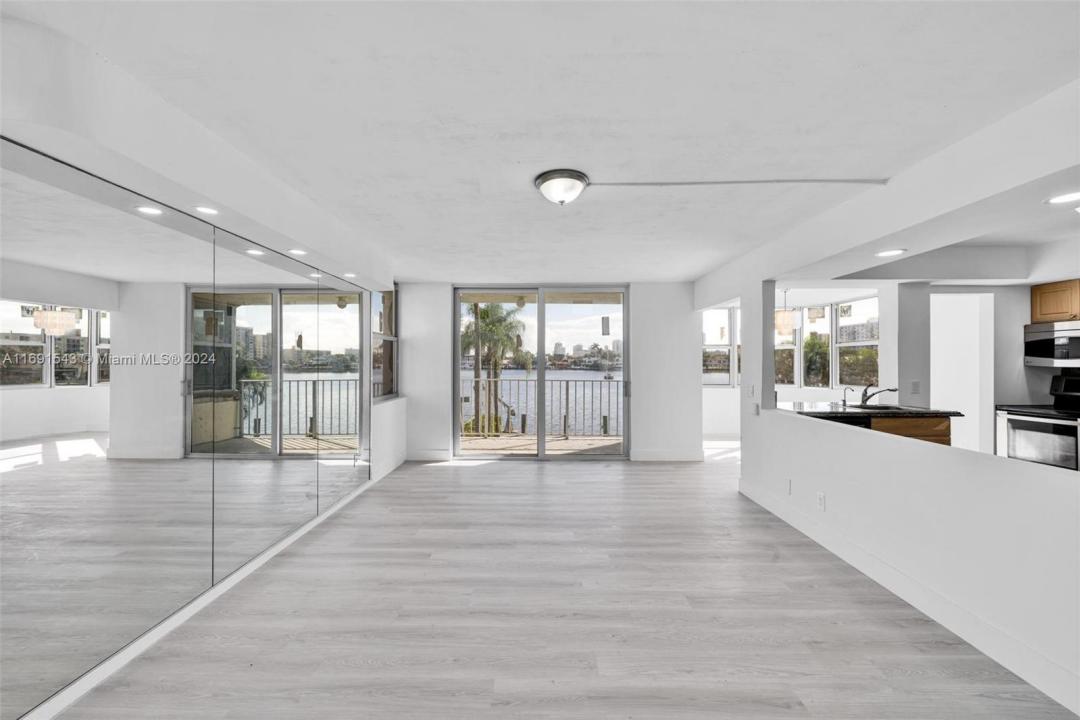 16570 NE 26th Ave 2A, North Miami Beach, 佛羅里達州 33160, 美國