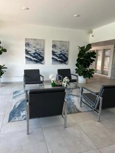 401 Golden Isles Dr 303, Hallandale Beach, Florida 33009, USA