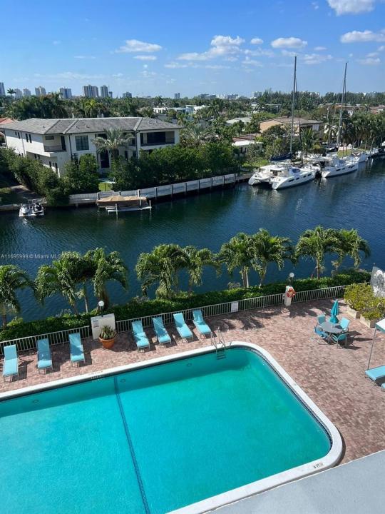 401 Golden Isles Dr 303, Hallandale Beach, فلوريدا 33009, الولايات المتحدة