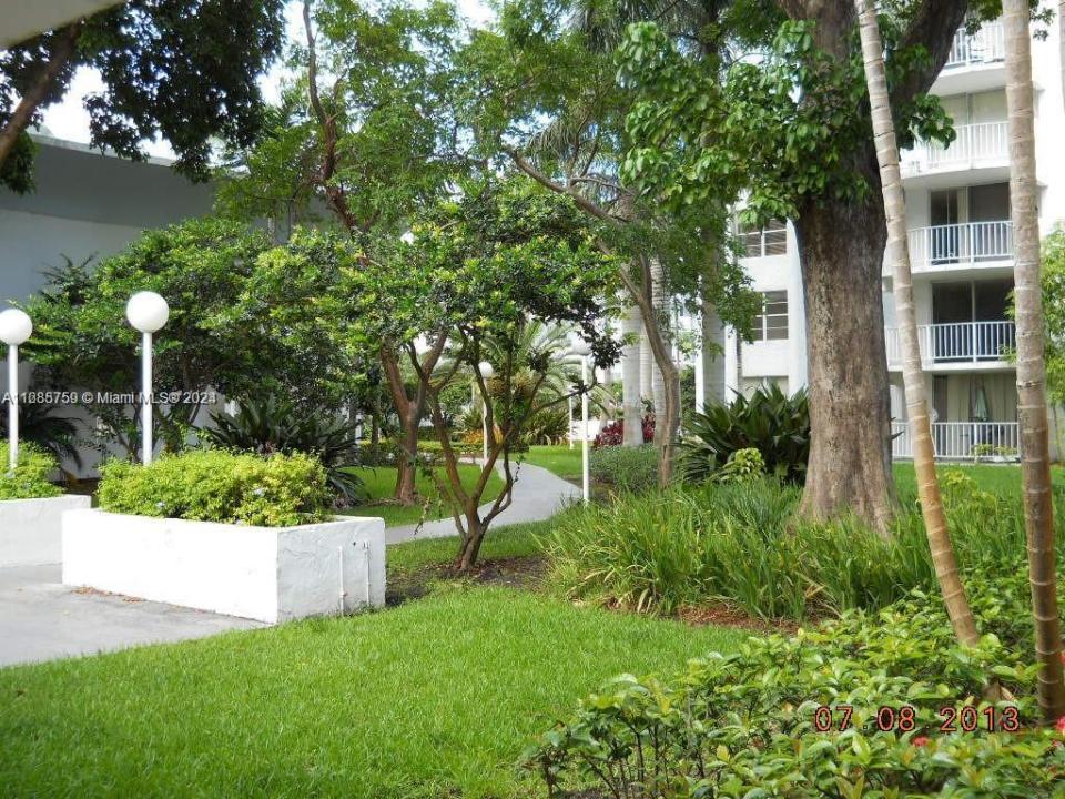 498 NW 165th St Rd D-607, Miami, Флорида 33169, Соединенные Штаты