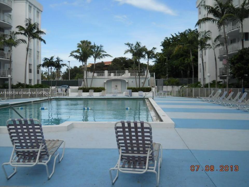 498 NW 165th St Rd D-607, Miami, Флорида 33169, Соединенные Штаты