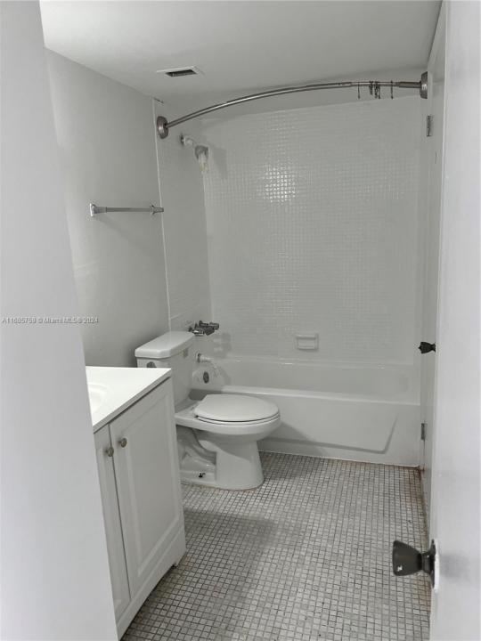 498 NW 165th St Rd D-607, Miami, Флорида 33169, Соединенные Штаты