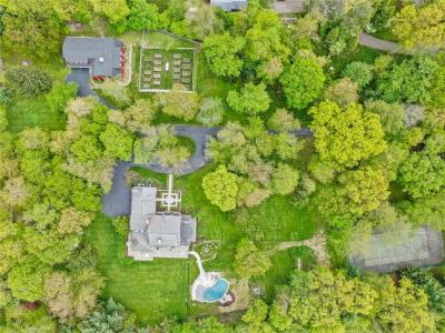 125 Brett, Fairfield, Connecticut 06824, USA