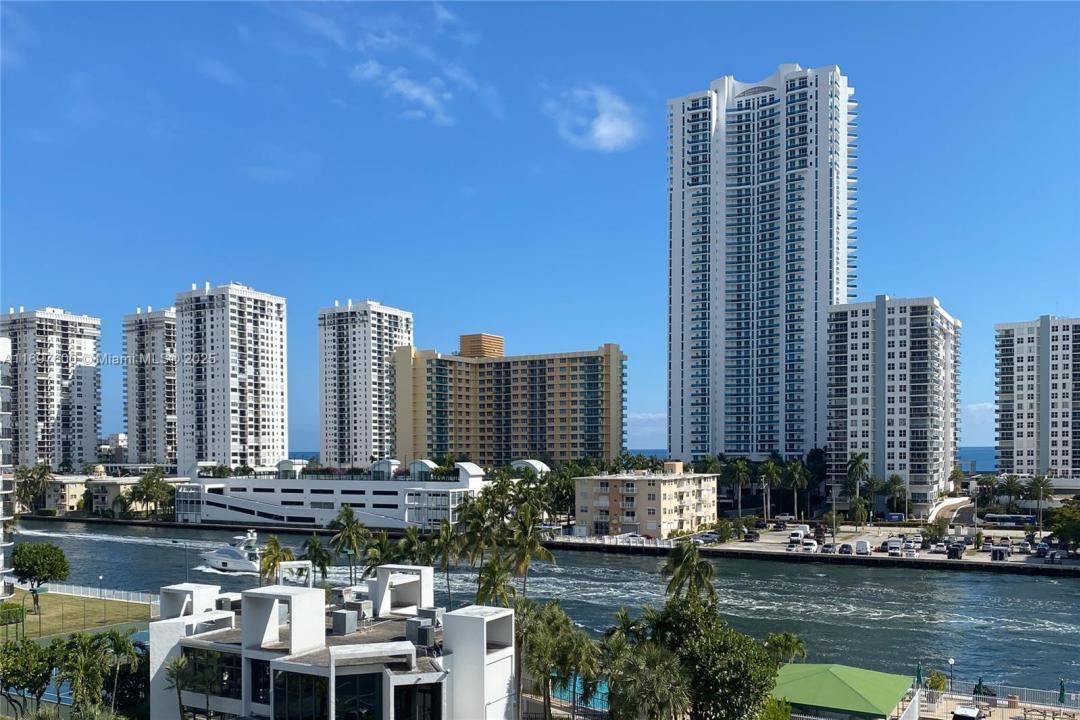 800 Parkview Dr 708, Hallandale Beach, Floryda 33009, USA
