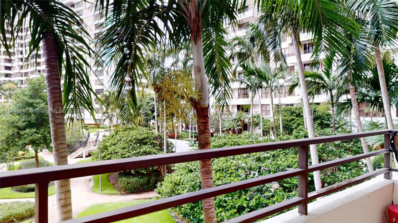 2500 PARKVIEW DR 417, Hallandale Beach, Florida 33009, USA