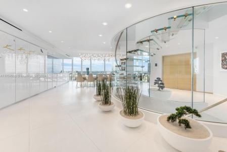 300 S Pointe Dr PH-5, Miami Beach, Florida 33139, USA