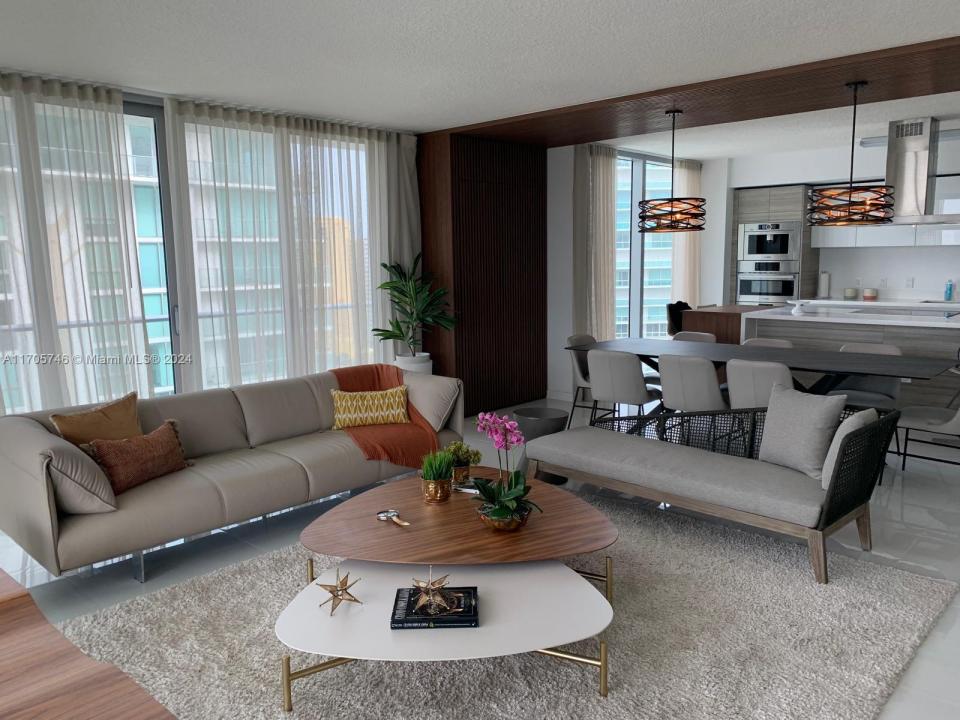 330 Sunny Isles Blvd 5-2407, Sunny Isles Beach, Floryda 33160, USA