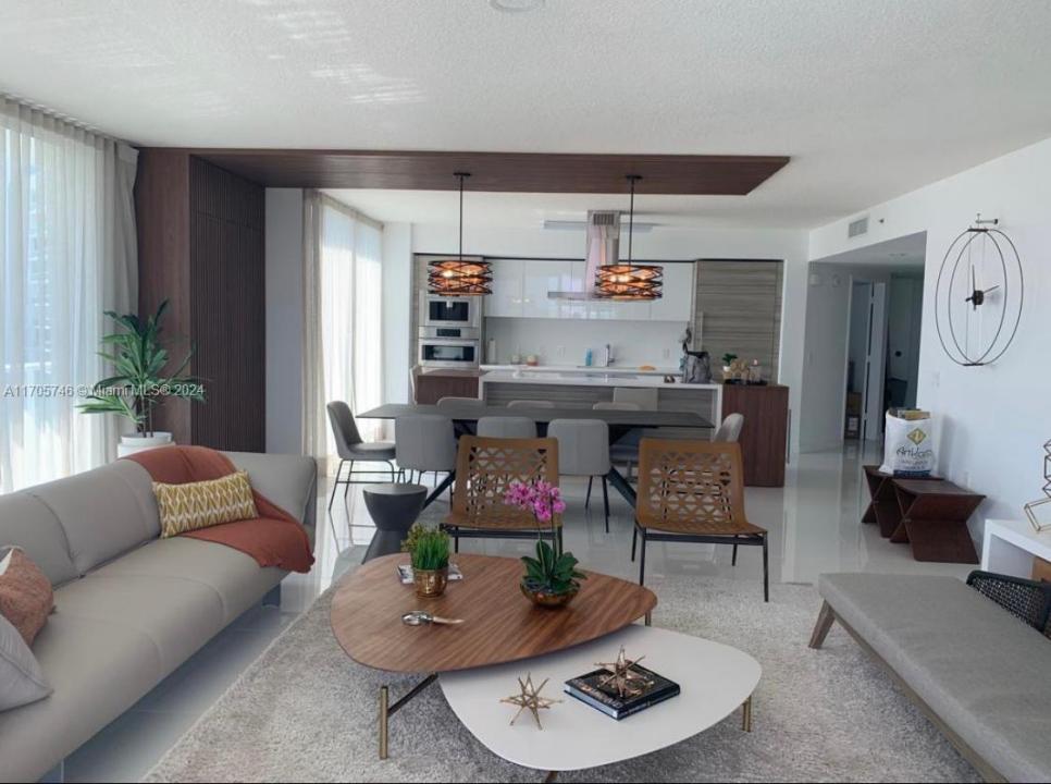 330 Sunny Isles Blvd 5-2407, Sunny Isles Beach, Floryda 33160, USA