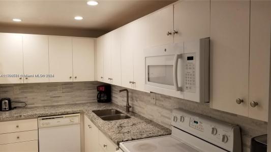 1833 S Ocean Dr 207, Hallandale Beach, Florida 33009, USA