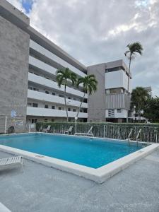 4000 NE 169th St 401, North Miami Beach, Florida 33160, USA