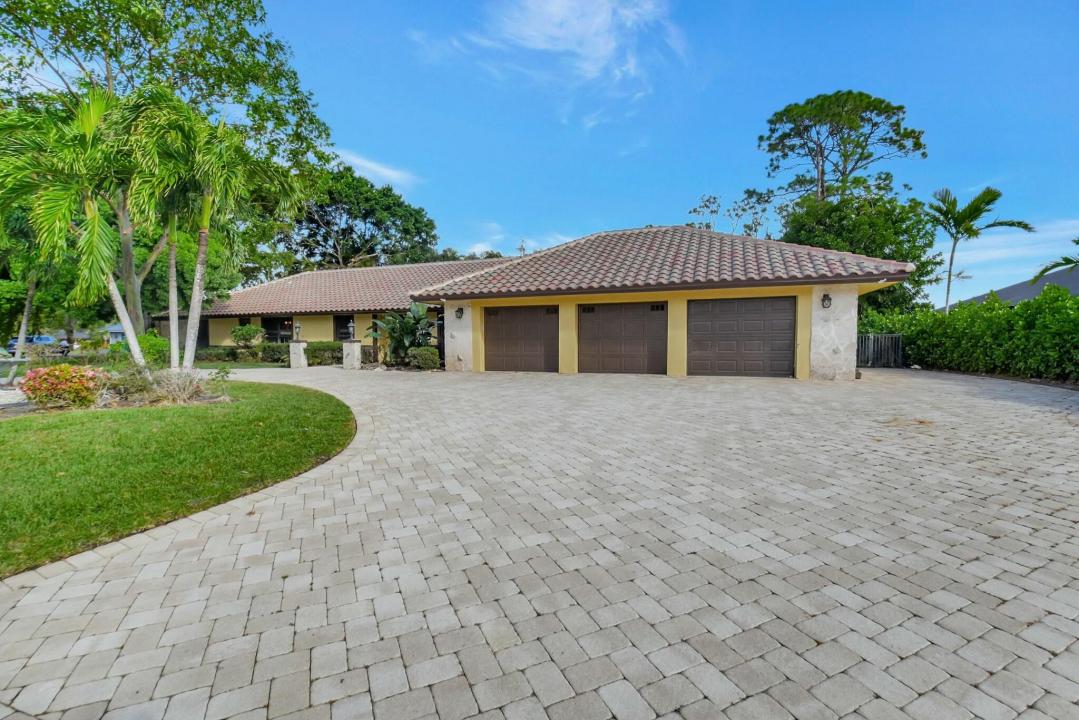581 S Country Club Drive, Atlantis, Florida 33462, USA