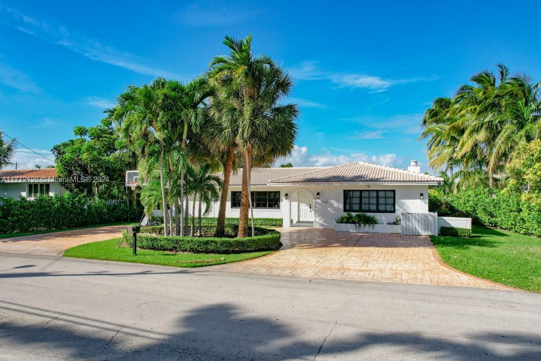 3351 NE 164th St, North Miami Beach, Florida 33160, USA