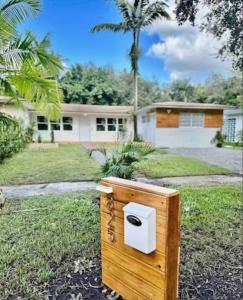 825 NE 151st St, Miami, Florida 33162, USA