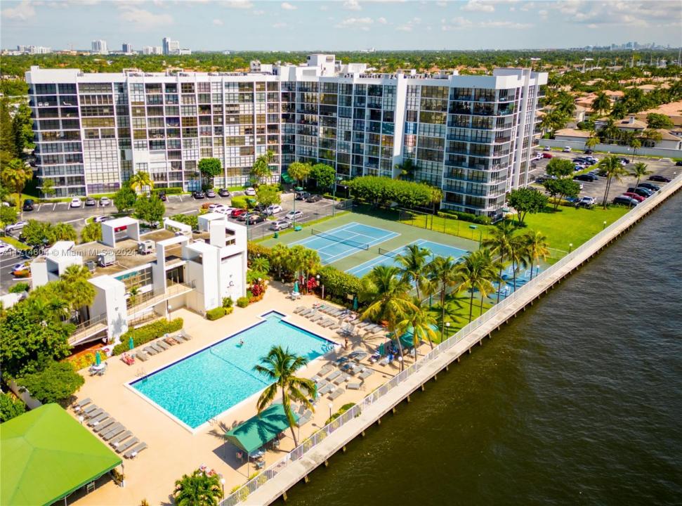 1000 Parkview Dr 107, Hallandale Beach, Floryda 33009, USA