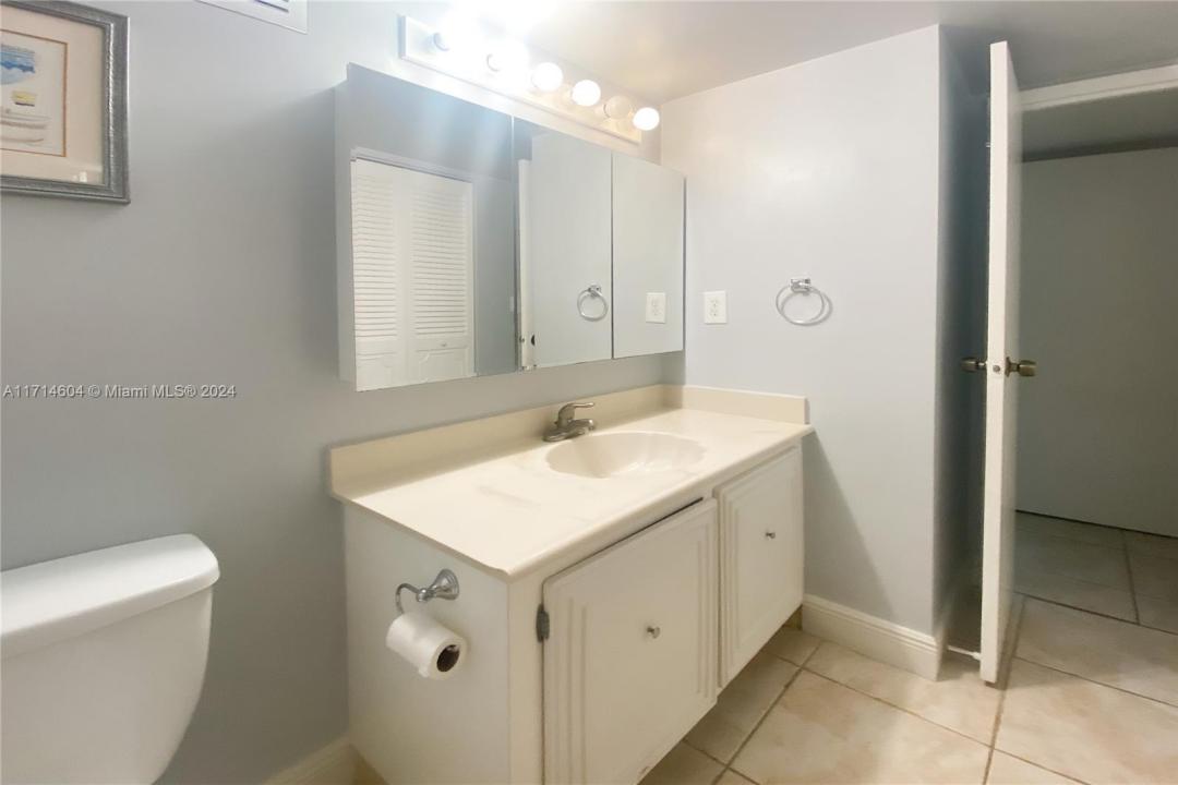 1000 Parkview Dr 107, Hallandale Beach, Floryda 33009, USA