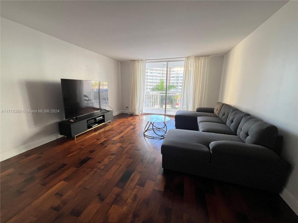 1849 S Ocean Dr 409, Hallandale Beach, Florida 33009, USA