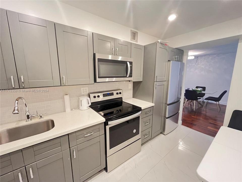 1849 S Ocean Dr 409, Hallandale Beach, Florida 33009, USA