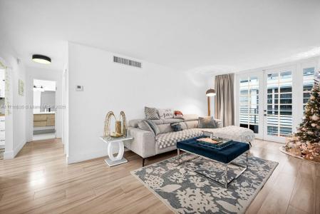 1754 Meridian Ave 303, Miami Beach, Florida 33139, USA