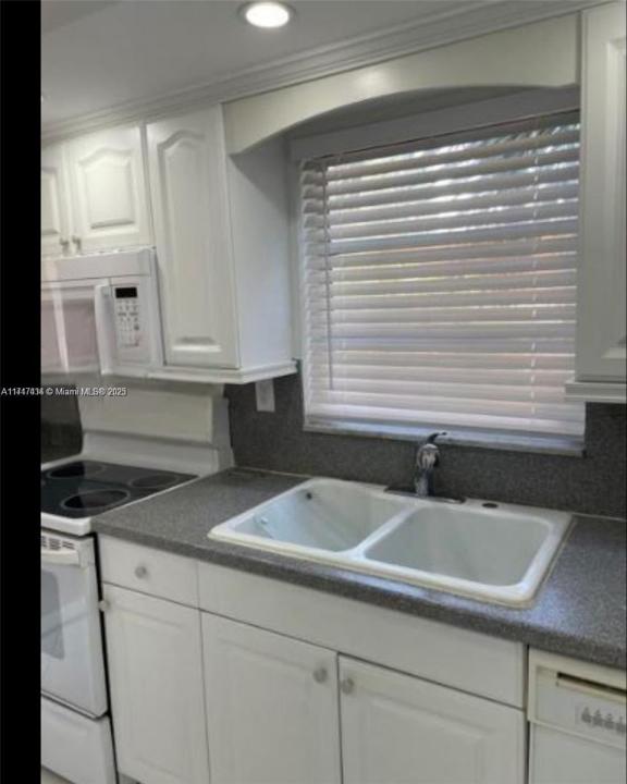 1020 94th St 203, Bay Harbor Islands, Florida 33154, USA