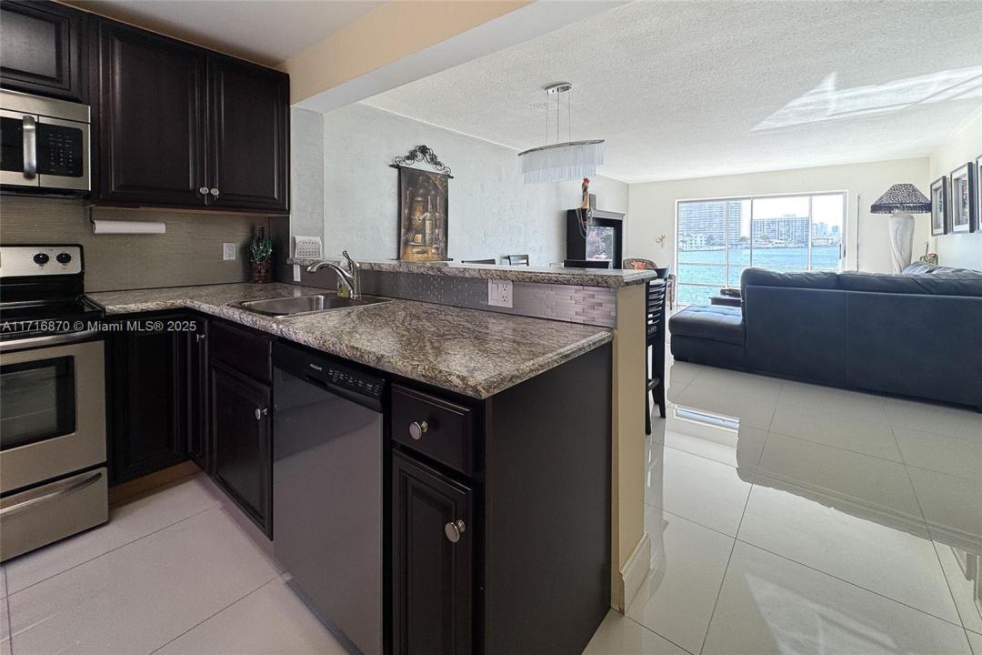 2600 Diana Dr 209, Hallandale Beach, Floryda 33009, USA