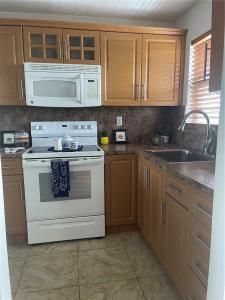8345 Sunrise Lakes Blvd 309, Sunrise, Florida 33322, USA