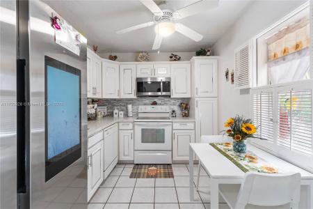 2871 Somerset Dr 102, Lauderdale Lakes, Florida 33311, USA