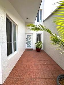 2435 SW 11th St 9-B, Miami, Florida 33135, USA