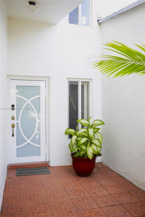 2435 SW 11th St 9-B, Miami, פלורידה 33135, ארצות הברית של אמריקה 