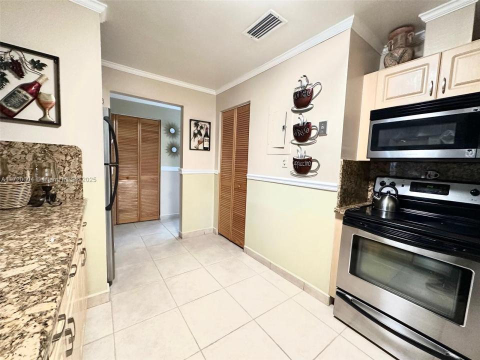 2435 SW 11th St 9-B, Miami, פלורידה 33135, ארצות הברית של אמריקה 