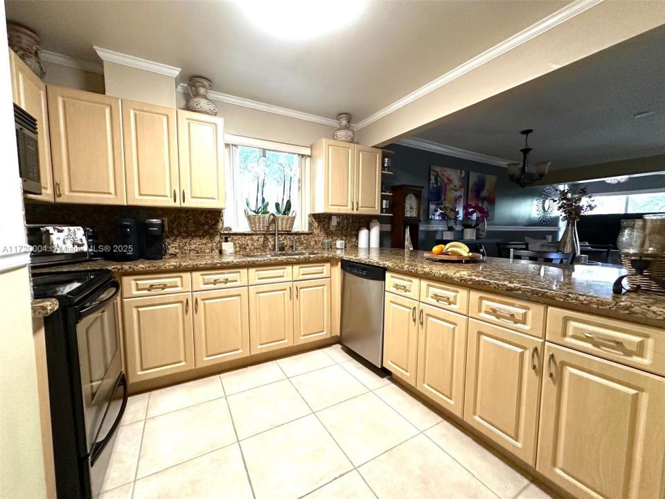 2435 SW 11th St 9-B, Miami, פלורידה 33135, ארצות הברית של אמריקה 