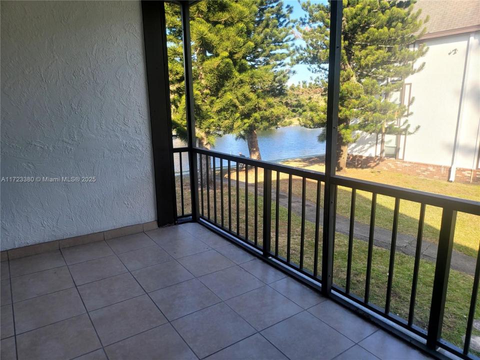 3750 Inverrary Dr 2Y, Lauderhill, 佛罗里达州 33319, 美国