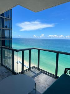 17121 Collins Ave 2008, Sunny Isles Beach, Florida 33160, USA