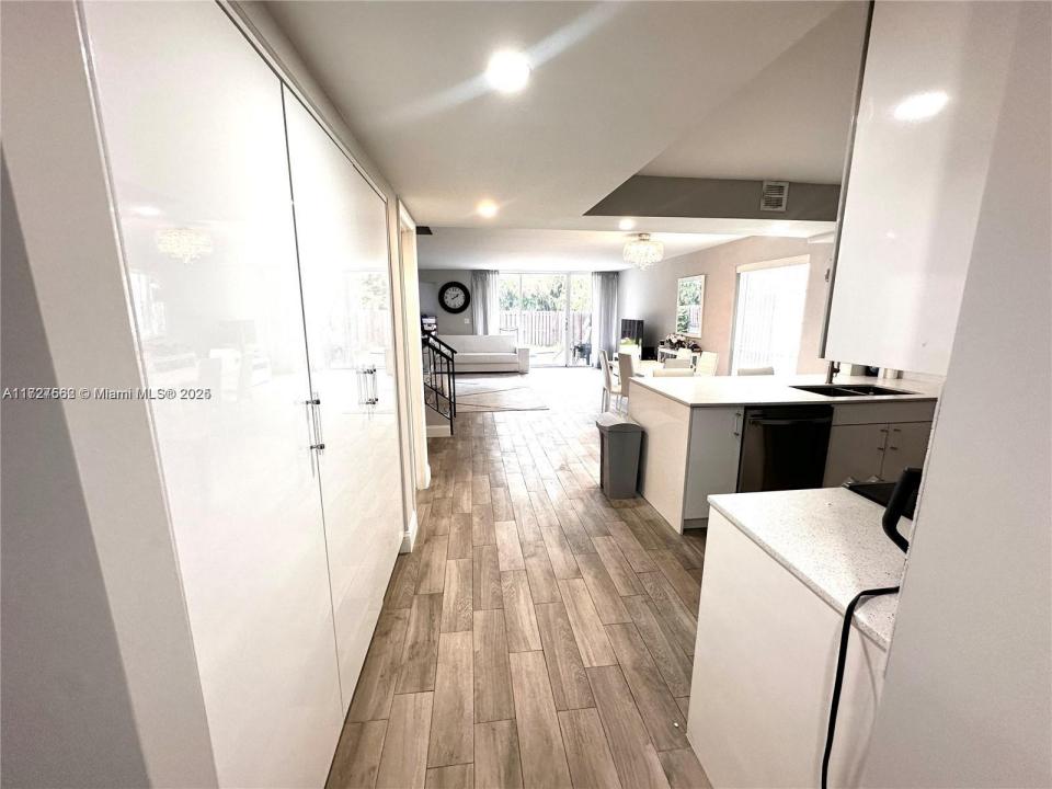 2300 NE 7th St 25, Hallandale Beach, Florida 33009