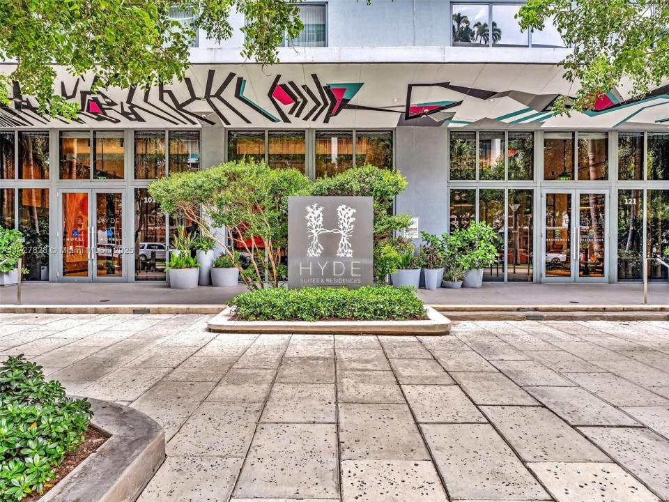 121 NE 34th St 1005, Miami, Florida 33137